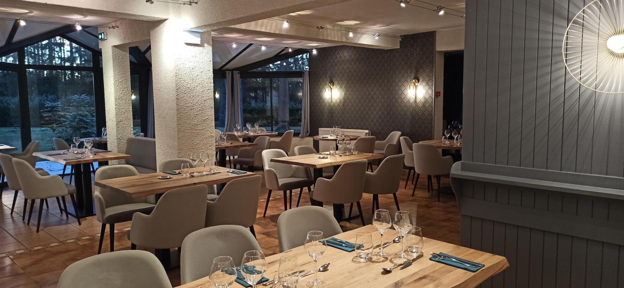 Hôtel Restaurant Logis La Méridienne Anglards de Saint Flour Esterno foto