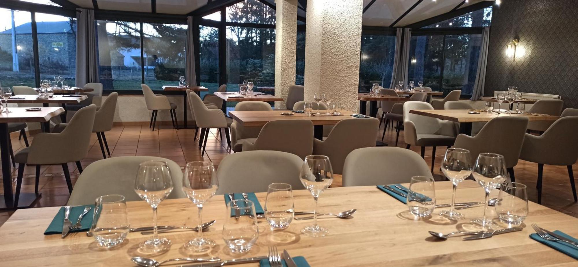 Hôtel Restaurant Logis La Méridienne Anglards de Saint Flour Esterno foto